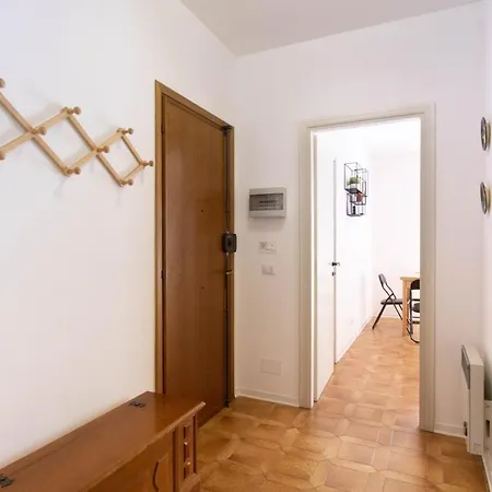 Luminoso Con Ampia Terrazza 아파트