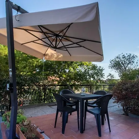 Luminoso Con Ampia Terrazza 아파트