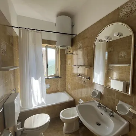 Luminoso Con Ampia Terrazza 아파트 산토바르톨로메오알마레